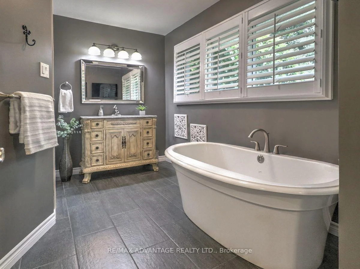 Photo 86 of 467 Jellicoe Crescent, London, South K — HOMEH