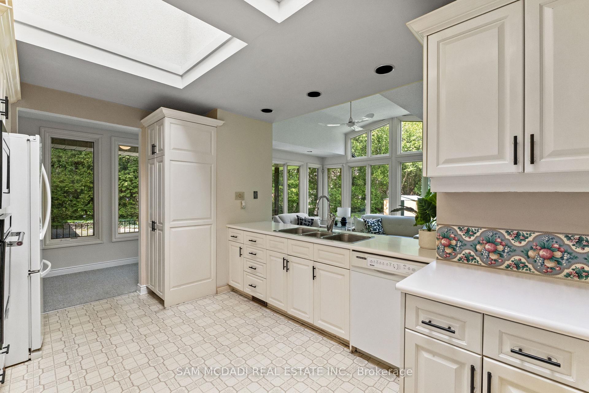 Photo 13 of 521 Vanessa Crescent, Mississauga, Lorne Park — HOMEH