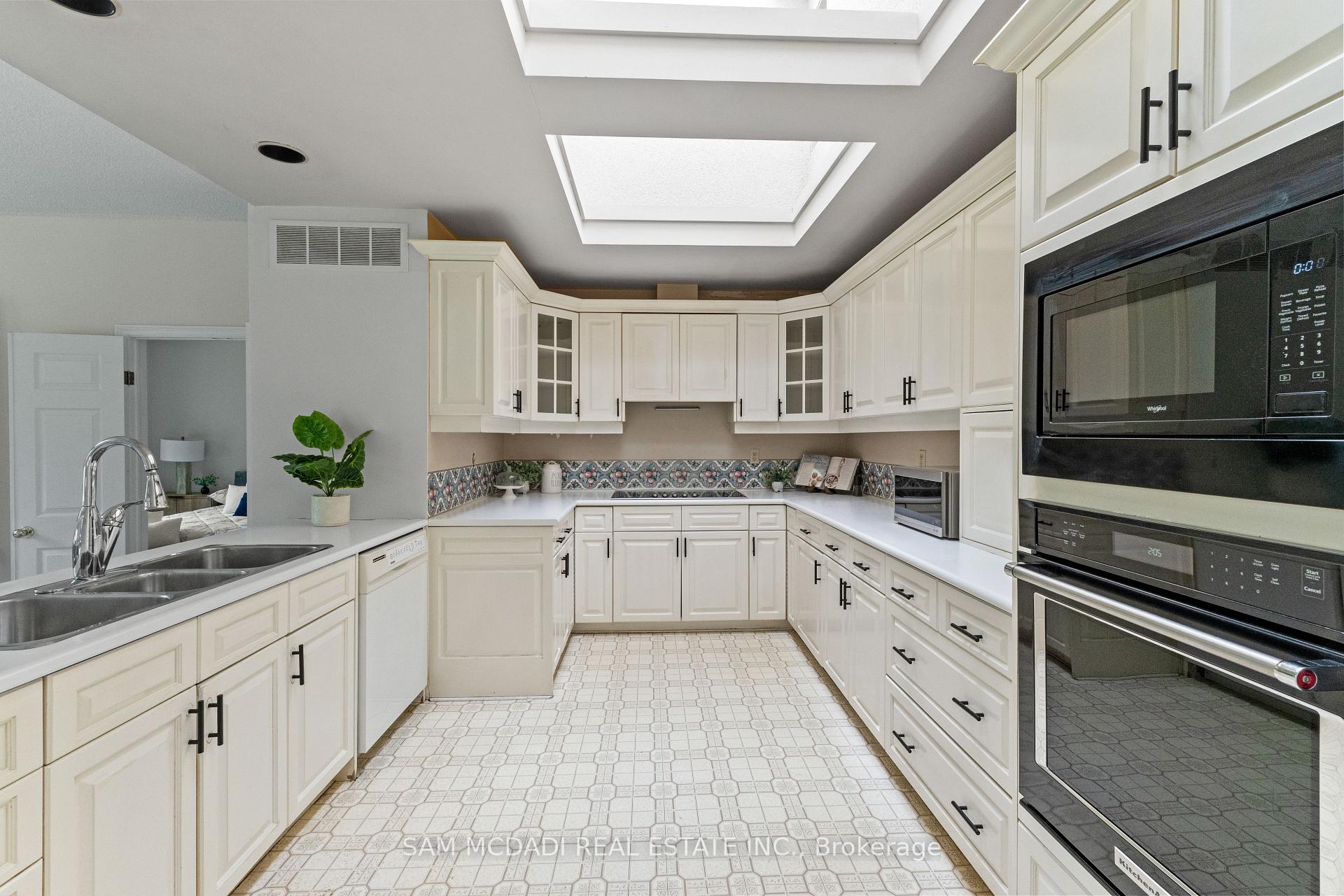 Photo 14 of 521 Vanessa Crescent, Mississauga, Lorne Park — HOMEH