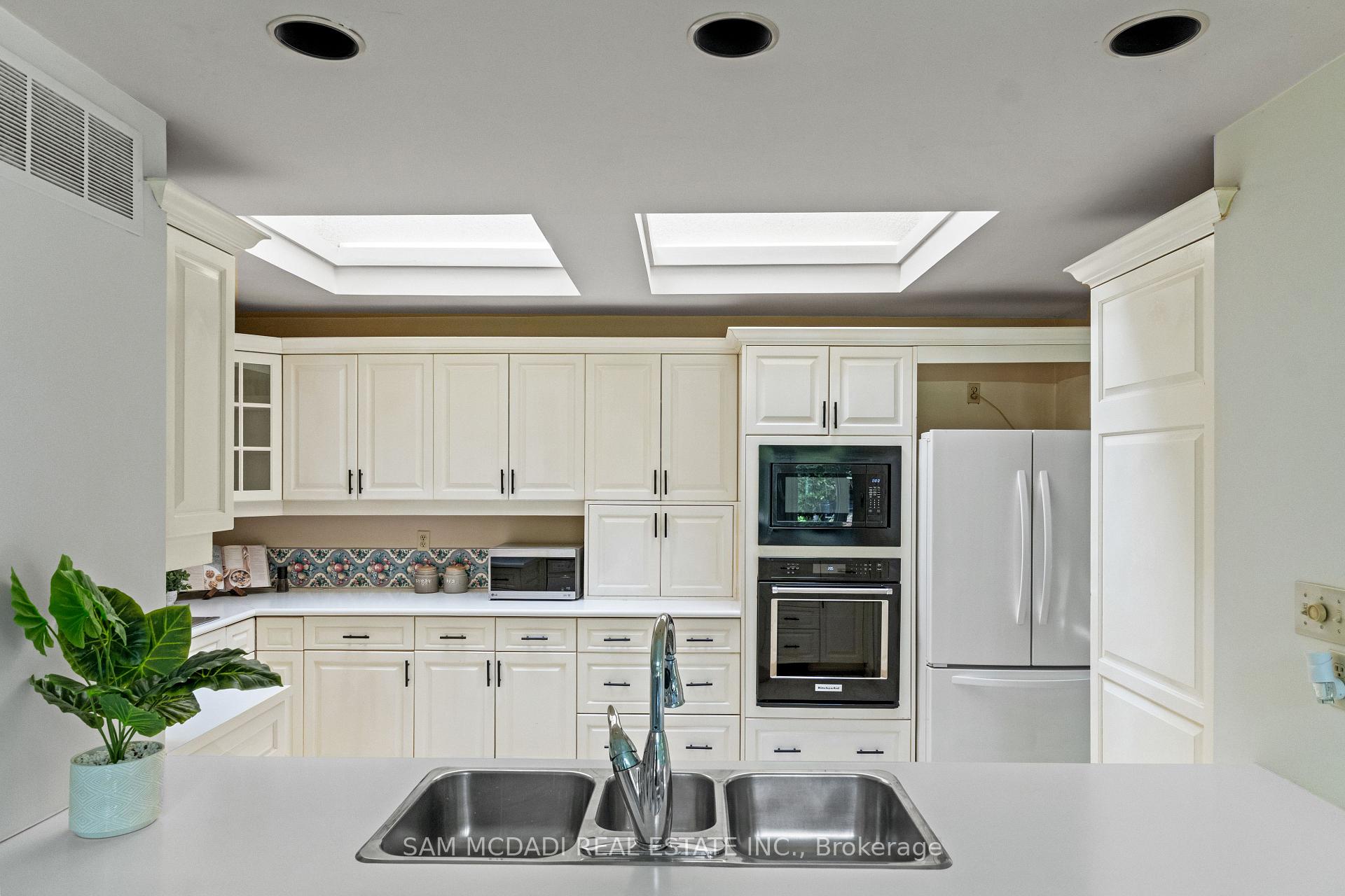 Photo 15 of 521 Vanessa Crescent, Mississauga, Lorne Park — HOMEH
