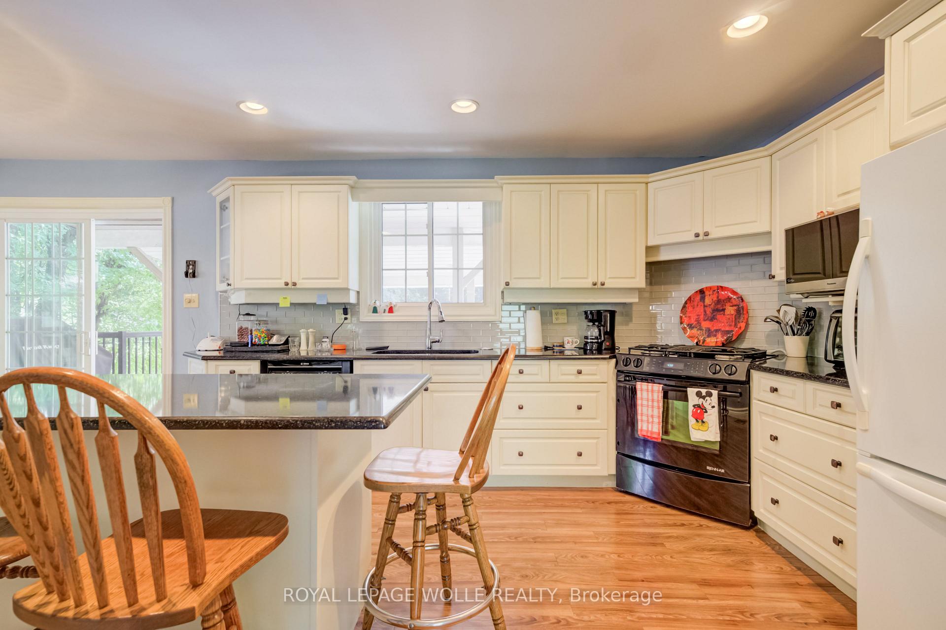 Photo 8 of 291 Villa Place, Waterloo, Lincoln Village — HOMEH