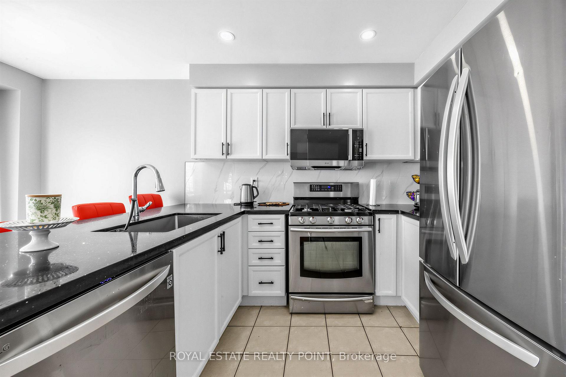 Photo 8 of 141 Raponi Circle, Scarborough, Rouge — HOMEH