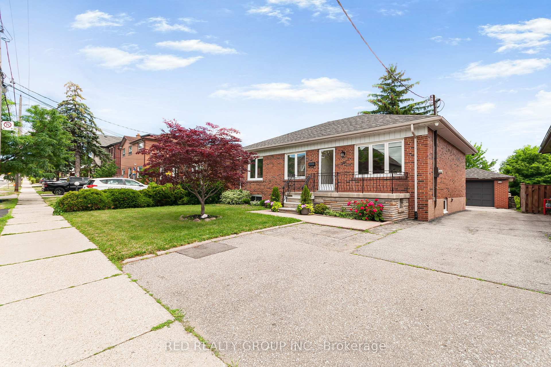 Photo 2 of 281 Falstaff Avenue, North York, Maple Leaf — HOMEH