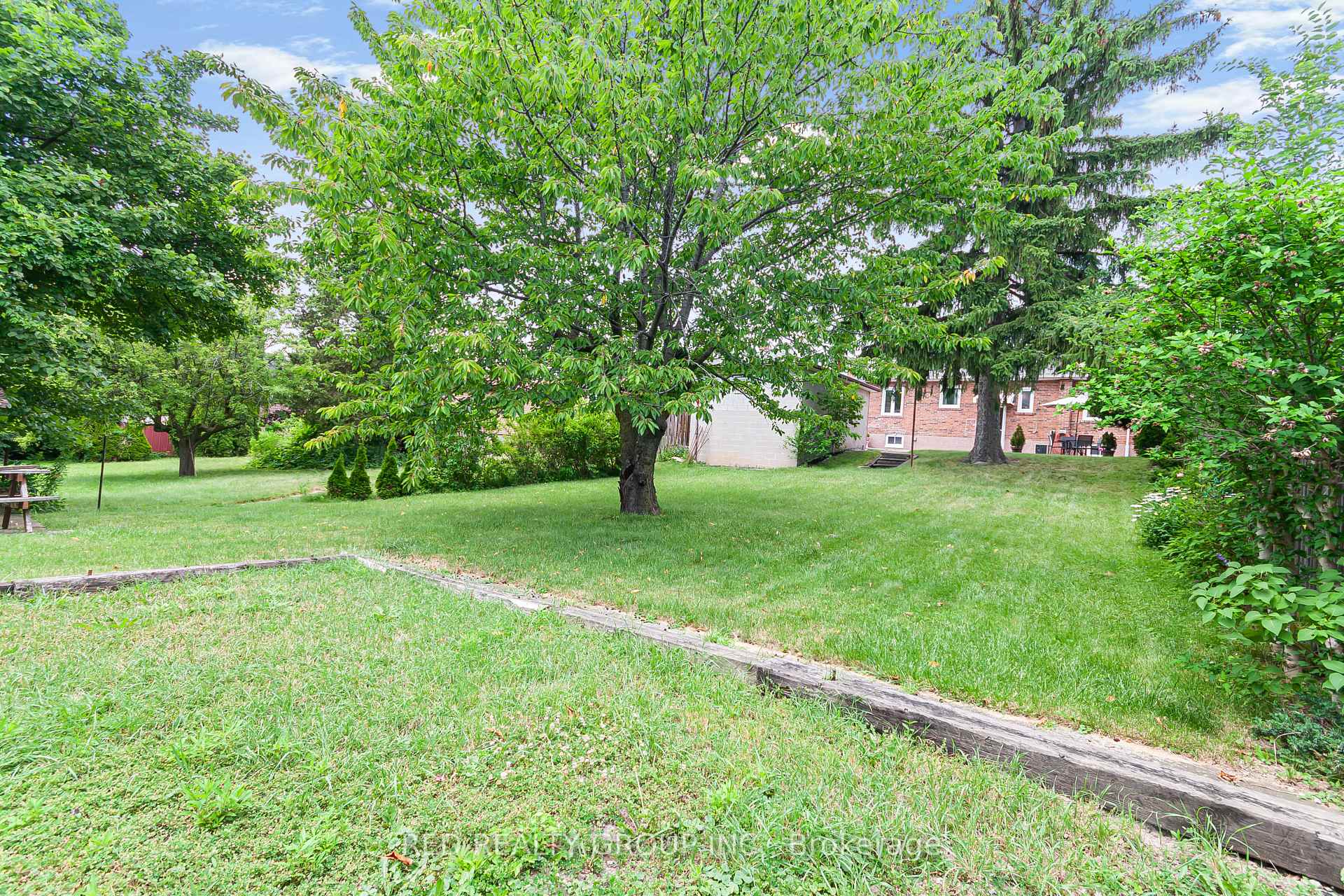 Photo 3 of 281 Falstaff Avenue, North York, Maple Leaf — HOMEH