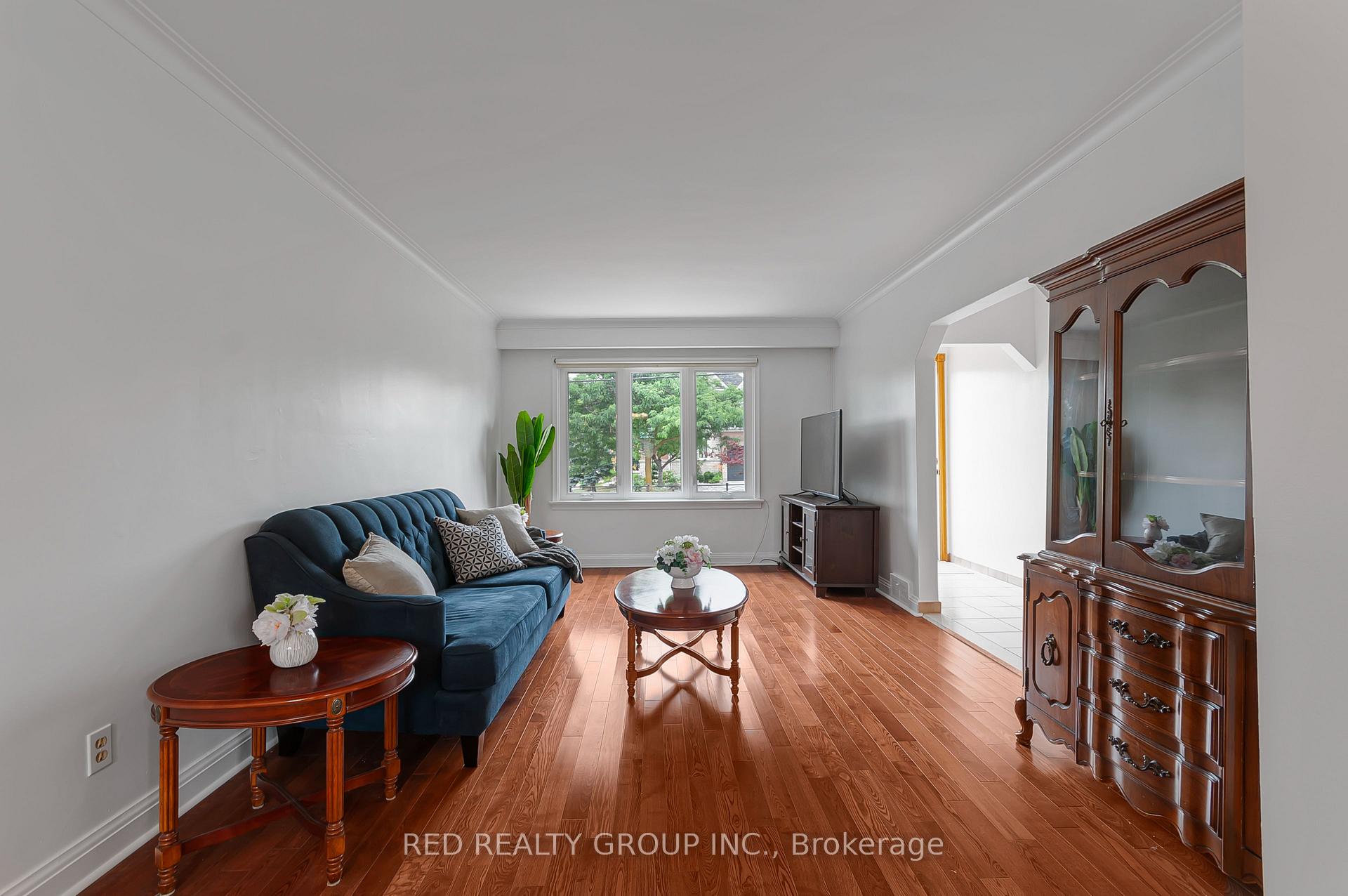 Photo 6 of 281 Falstaff Avenue, North York, Maple Leaf — HOMEH
