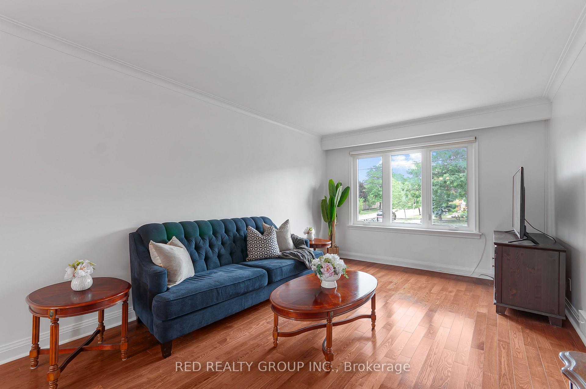Photo 8 of 281 Falstaff Avenue, North York, Maple Leaf — HOMEH
