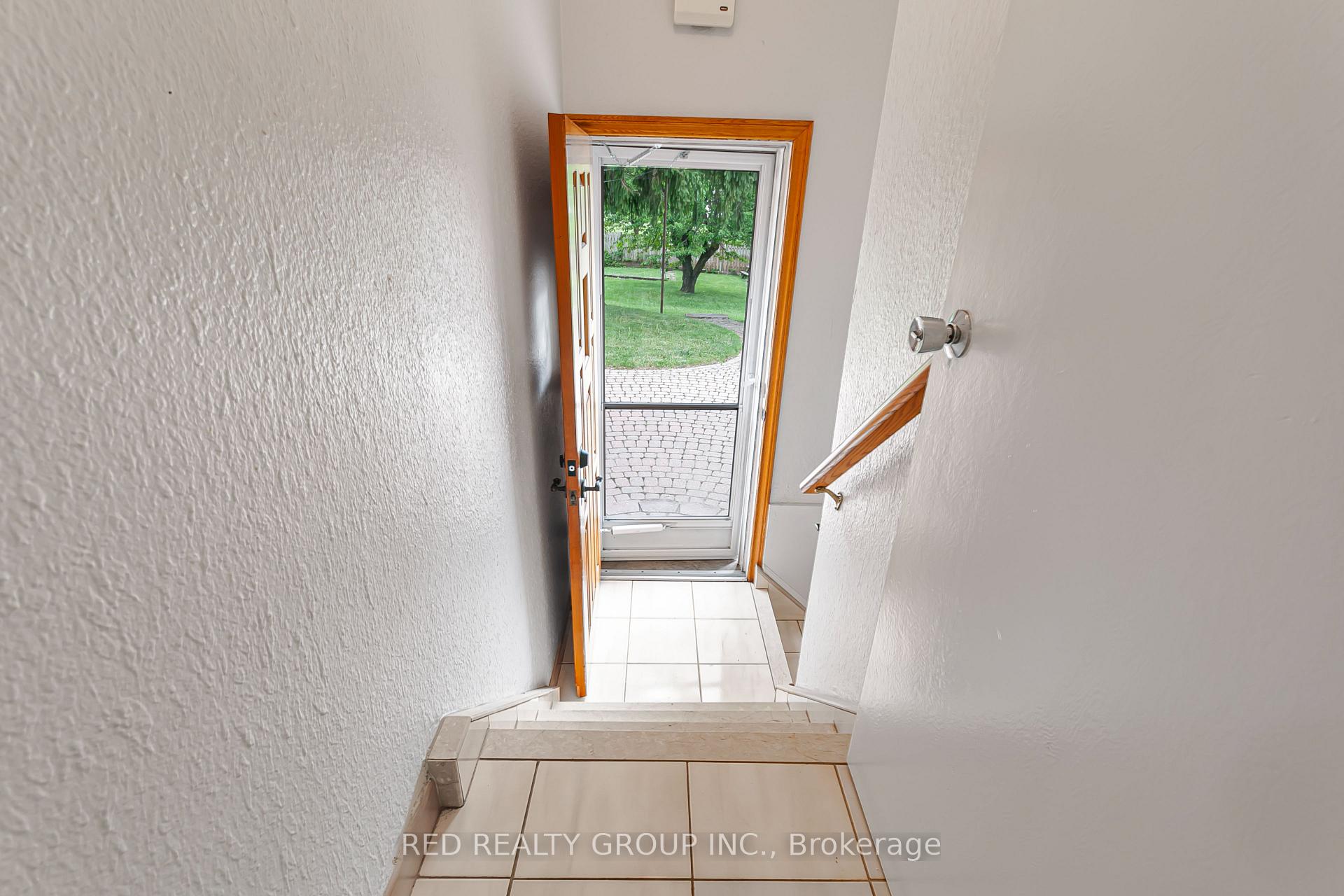 Photo 11 of 281 Falstaff Avenue, North York, Maple Leaf — HOMEH
