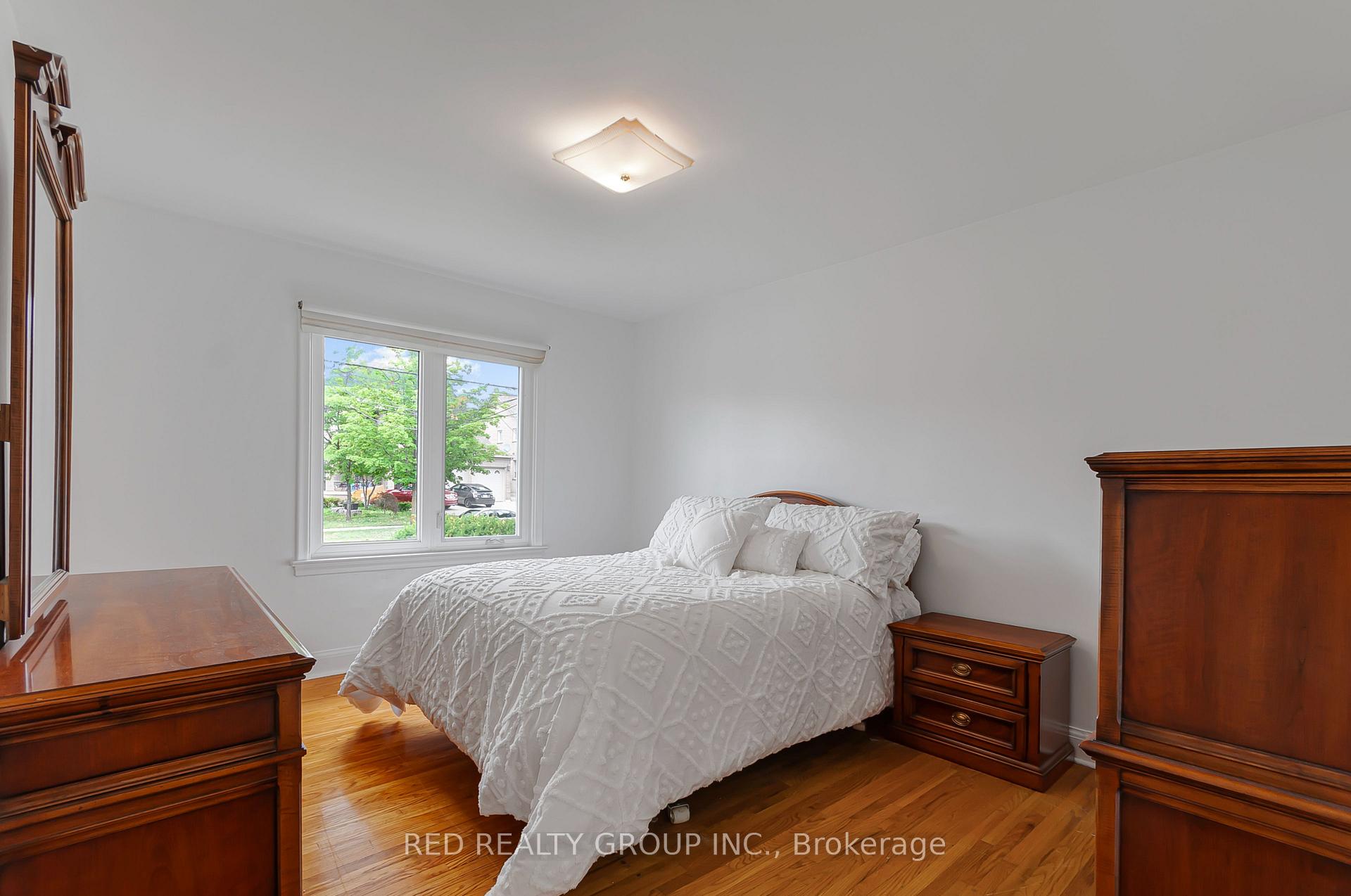 Photo 12 of 281 Falstaff Avenue, North York, Maple Leaf — HOMEH