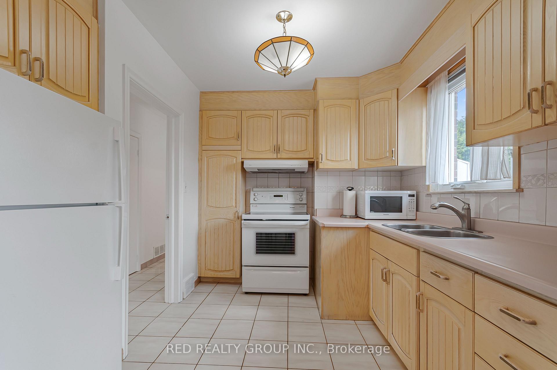 Photo 13 of 281 Falstaff Avenue, North York, Maple Leaf — HOMEH
