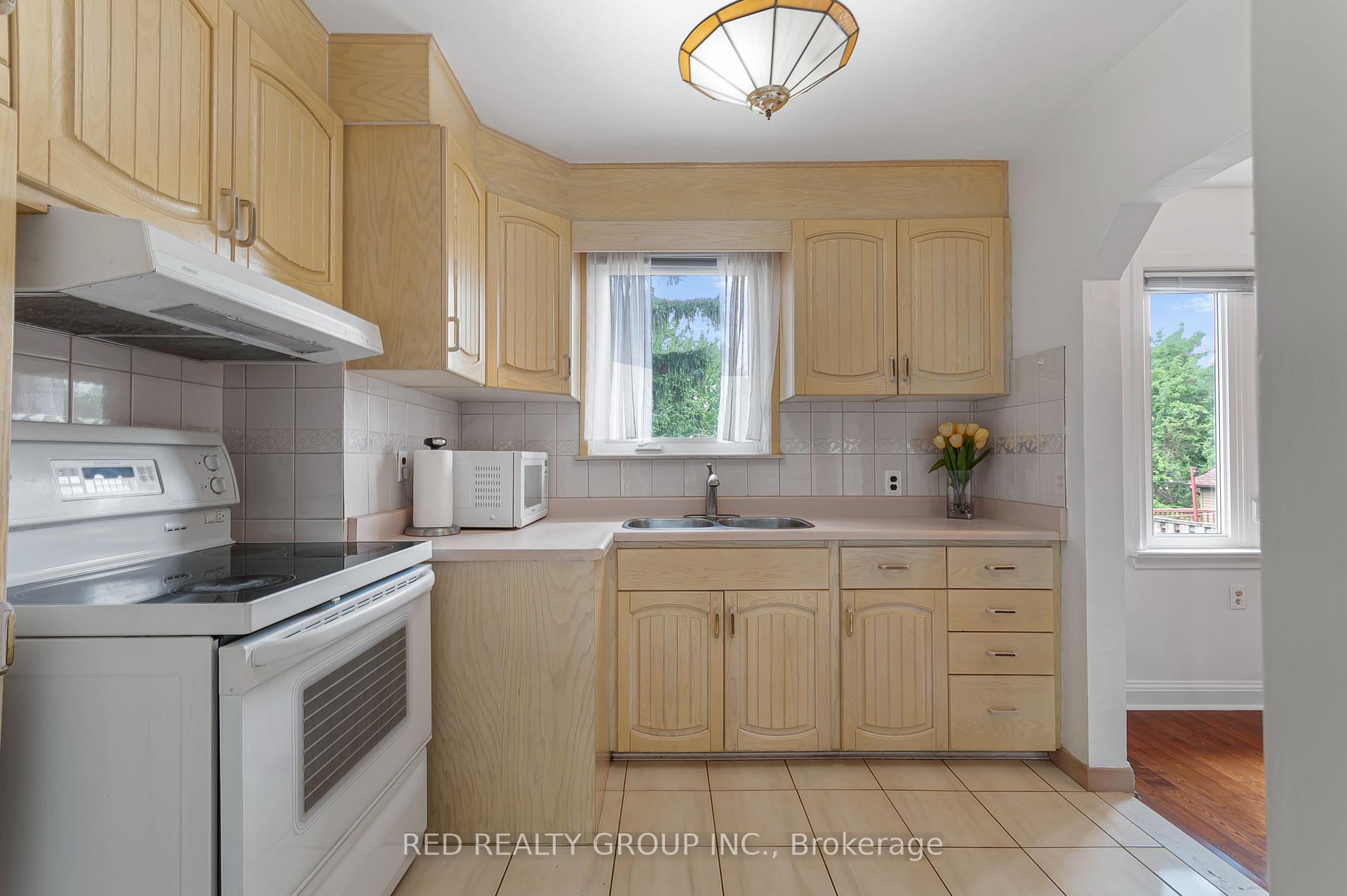 Photo 14 of 281 Falstaff Avenue, North York, Maple Leaf — HOMEH