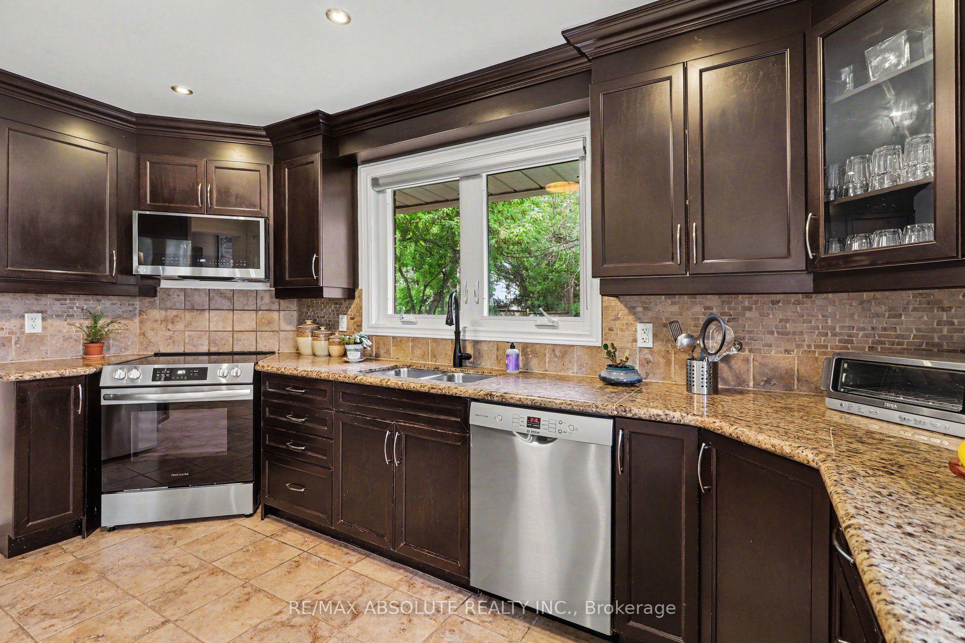 Photo 16 of 805 Smyth Road, Ottawa, Elmvale Acres — HOMEH