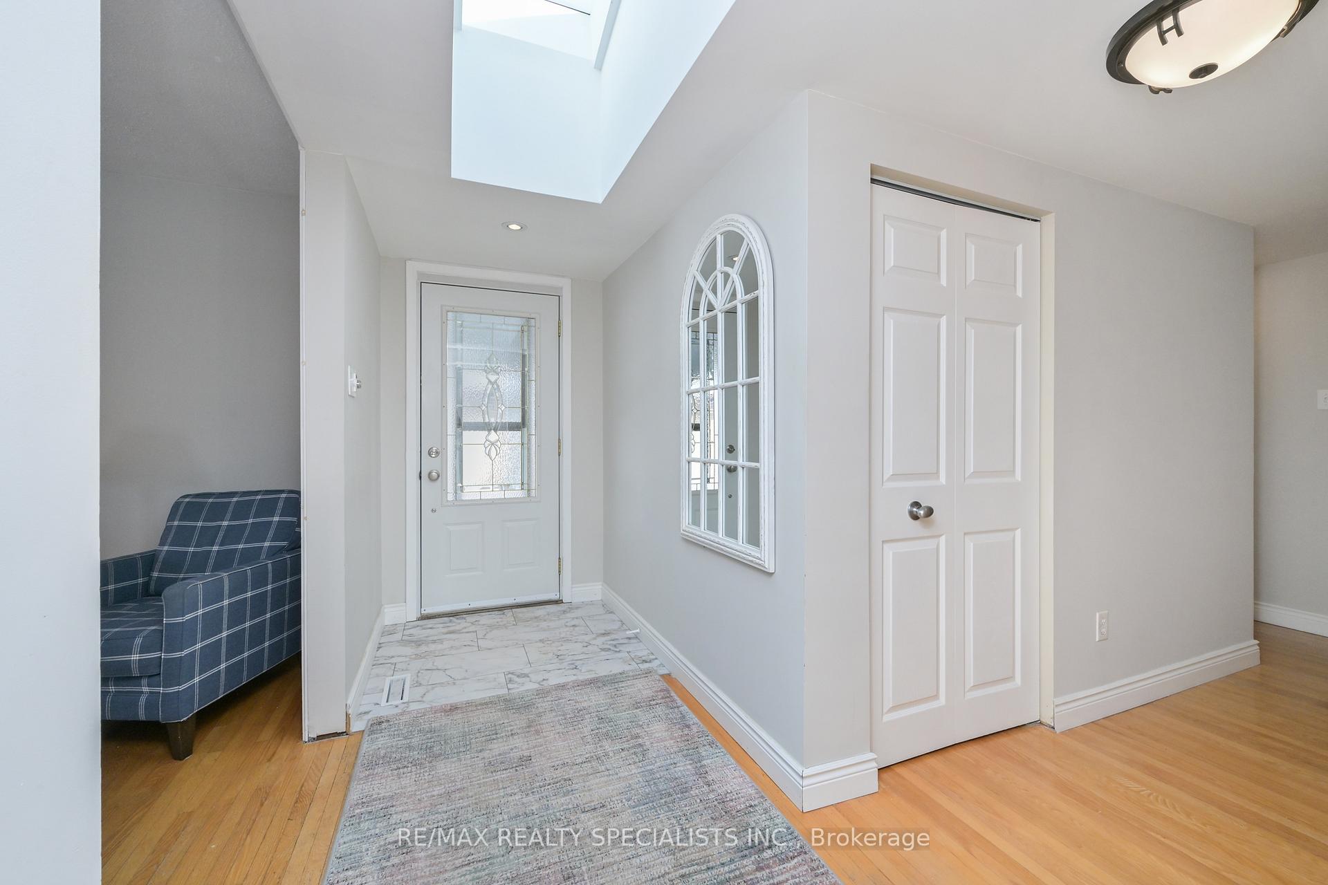 Photo 3 of 8 Beechwood Crescent, Brampton, Avondale — HOMEH