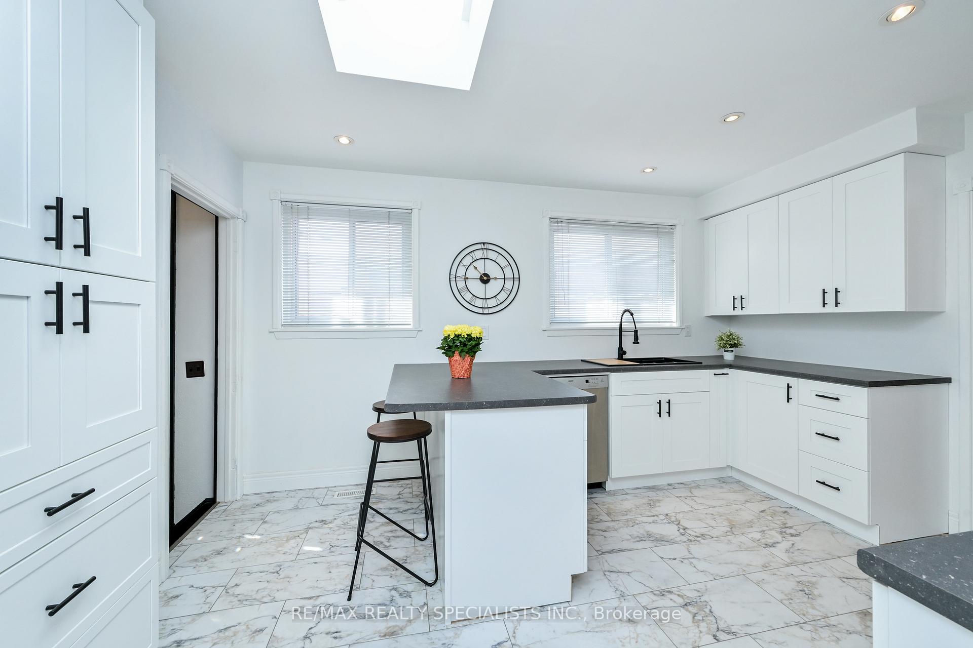 Photo 4 of 8 Beechwood Crescent, Brampton, Avondale — HOMEH