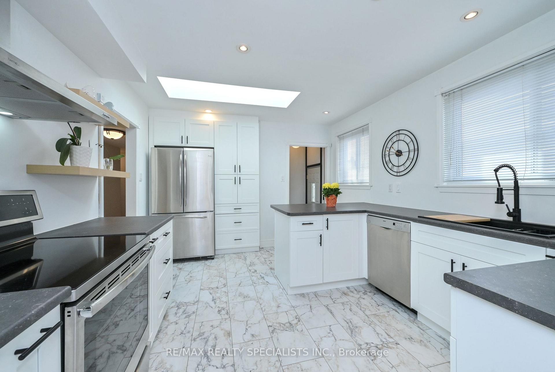 Photo 7 of 8 Beechwood Crescent, Brampton, Avondale — HOMEH