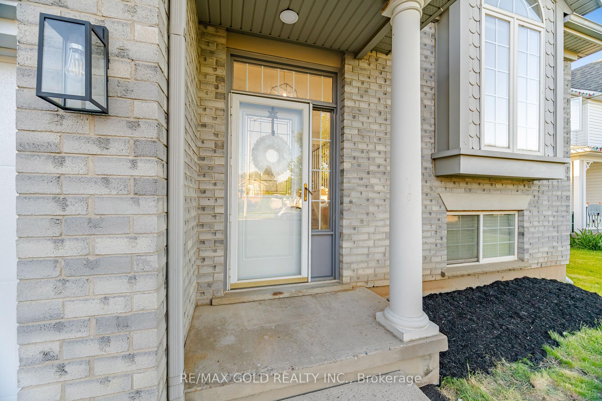 Photo 3 of 46 Cashel Crescent, Brantford, Empire South — HOMEH