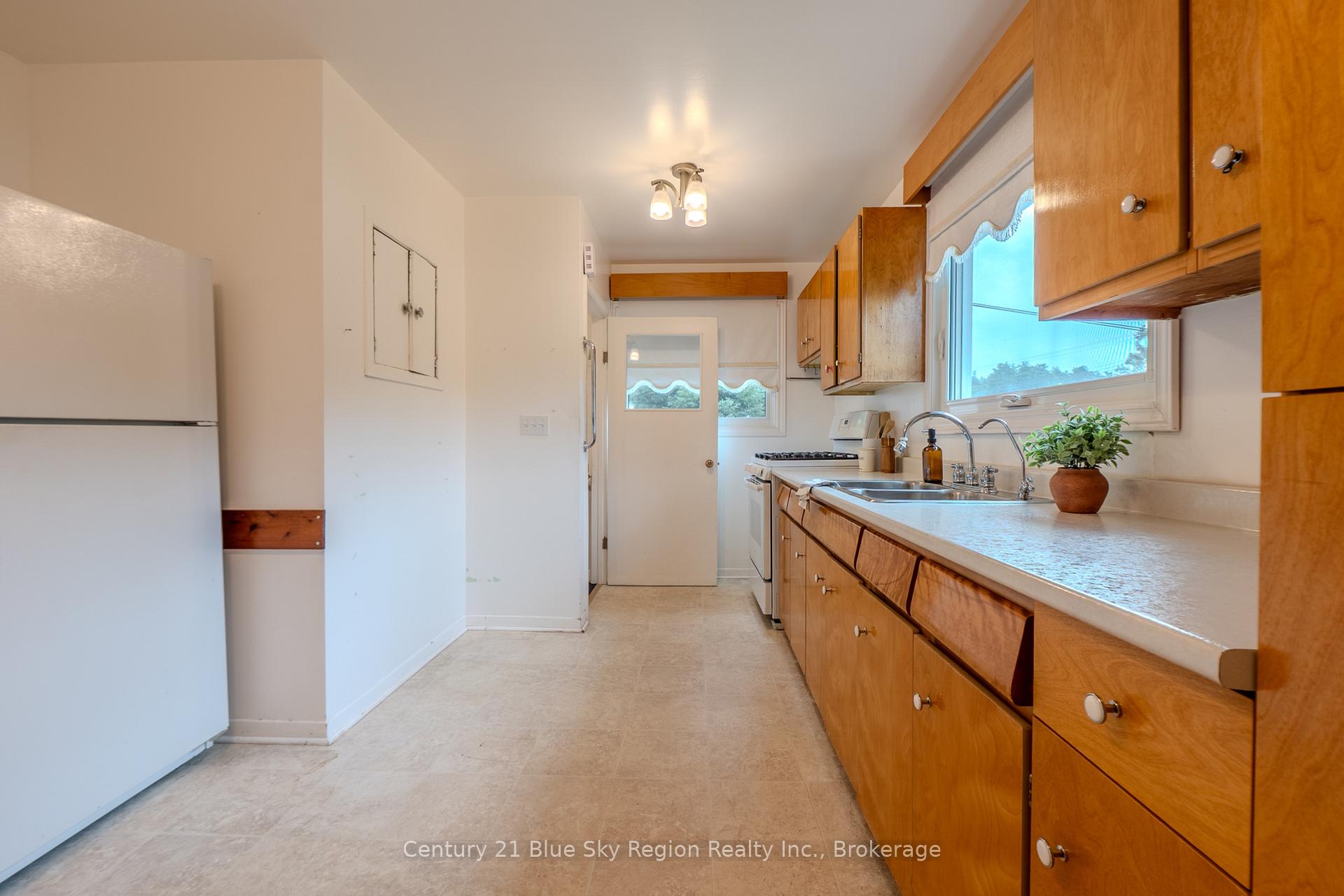 Photo 11 of 1272 Lakeshore Drive, North Bay, Ferris — HOMEH