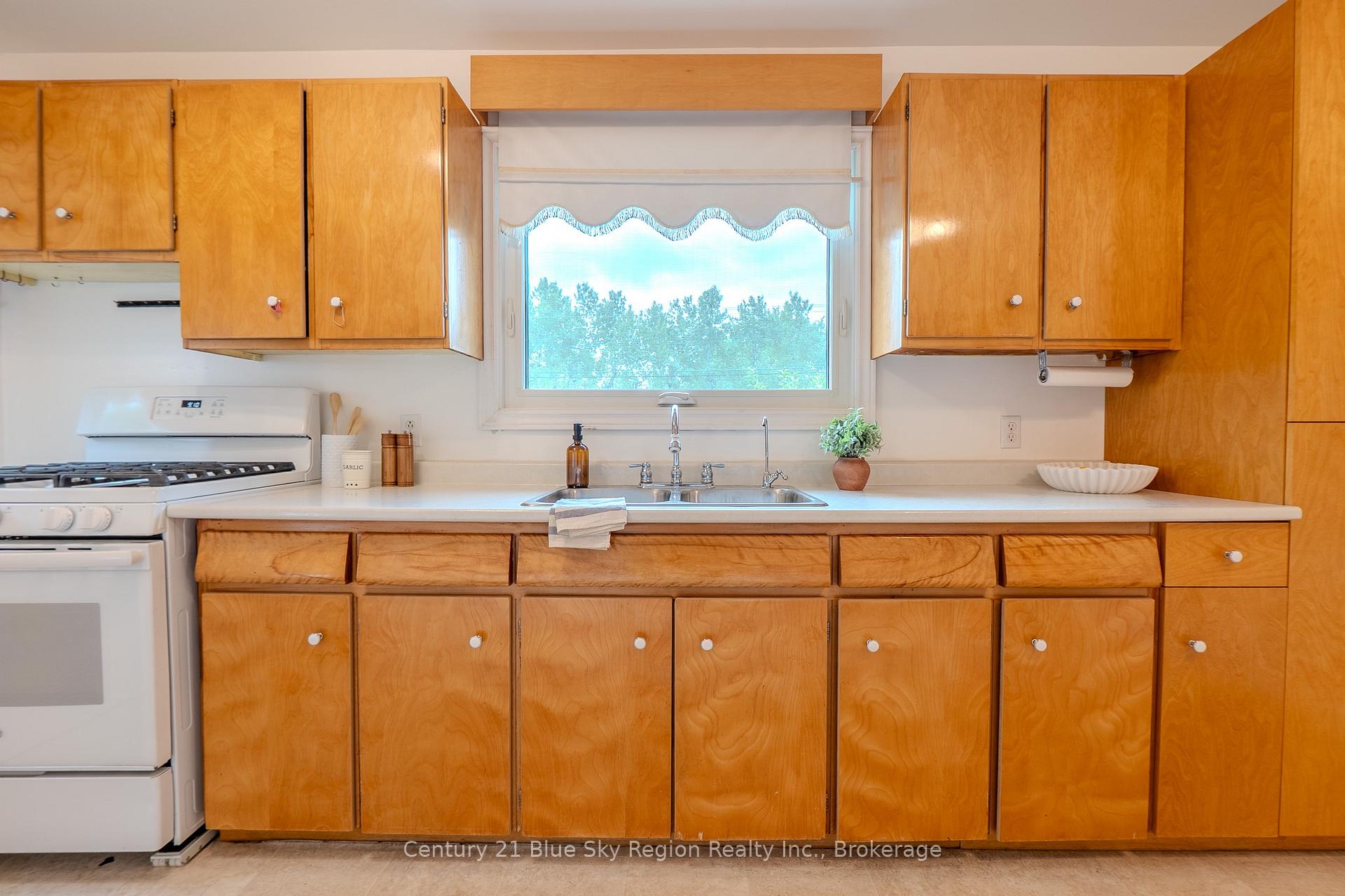 Photo 13 of 1272 Lakeshore Drive, North Bay, Ferris — HOMEH