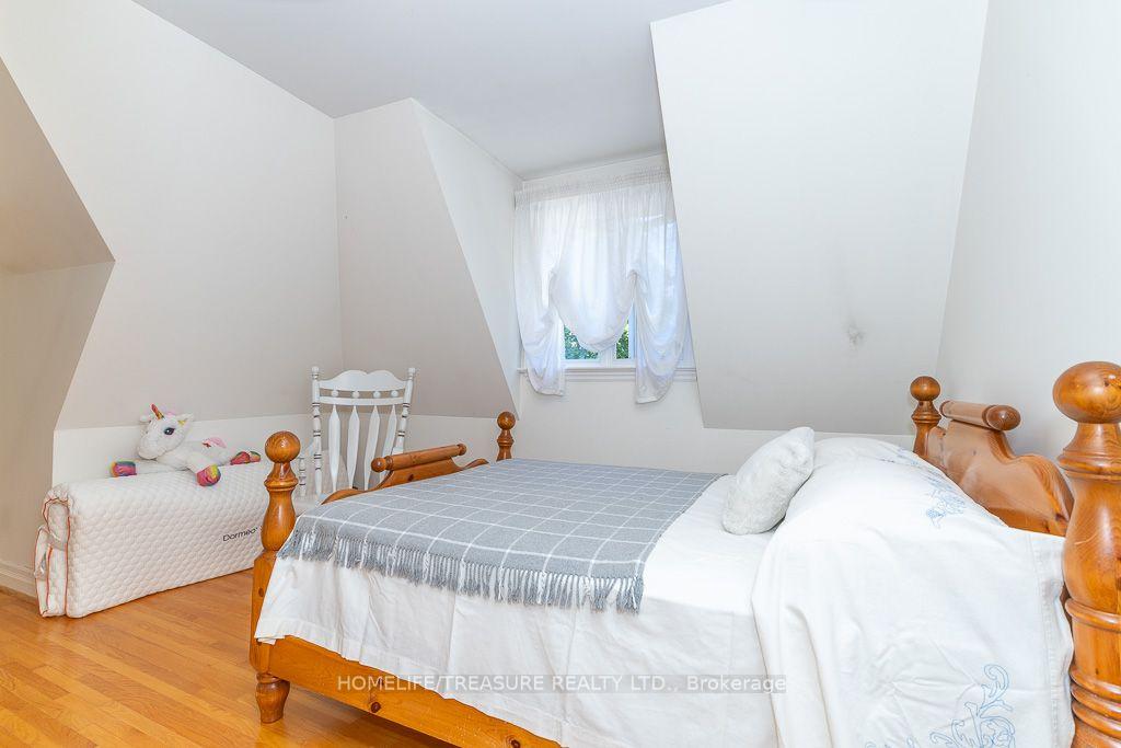 Photo 26 of 39 Yorkleigh Avenue, Etobicoke, Humber Heights — HOMEH