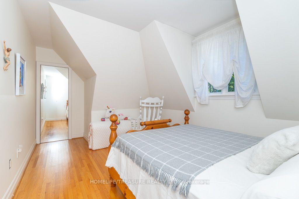 Photo 27 of 39 Yorkleigh Avenue, Etobicoke, Humber Heights — HOMEH
