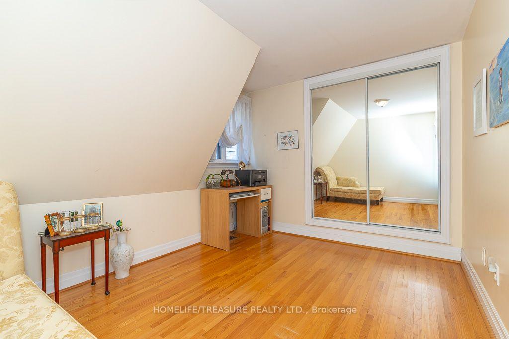 Photo 29 of 39 Yorkleigh Avenue, Etobicoke, Humber Heights — HOMEH