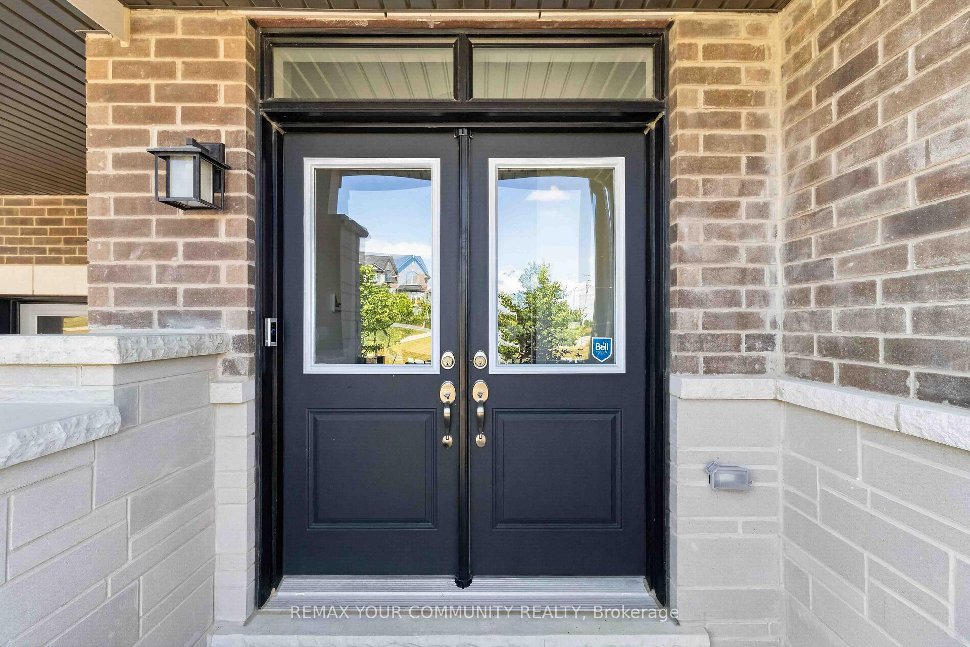 Photo 2 of 92 Holyrood Crescent, Vaughan, Kleinburg — HOMEH
