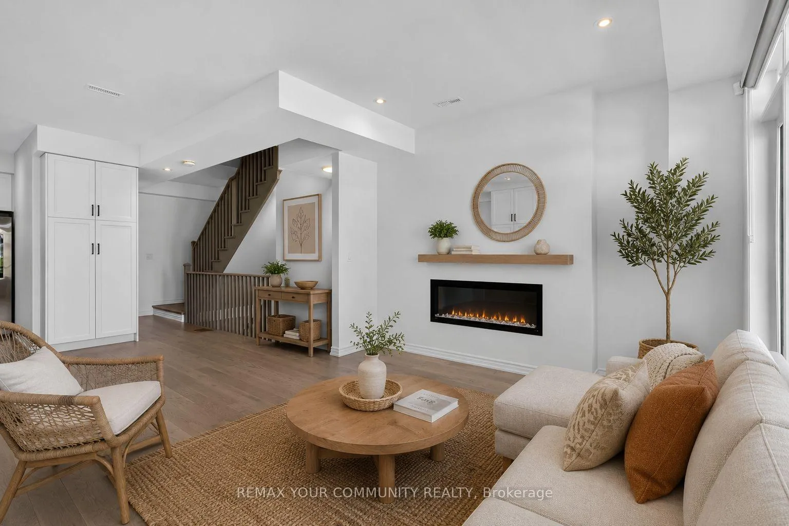 Photo 5 of 92 Holyrood Crescent, Vaughan, Kleinburg — HOMEH
