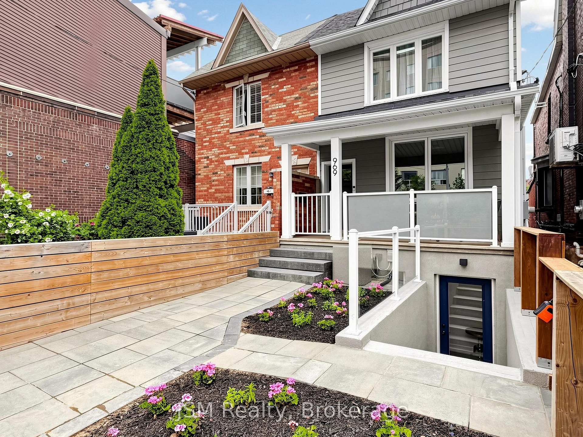 Photo 4 of 969 Lansdowne Avenue, Toronto, Dovercourt-Wallace Emerson-Junction — HOMEH