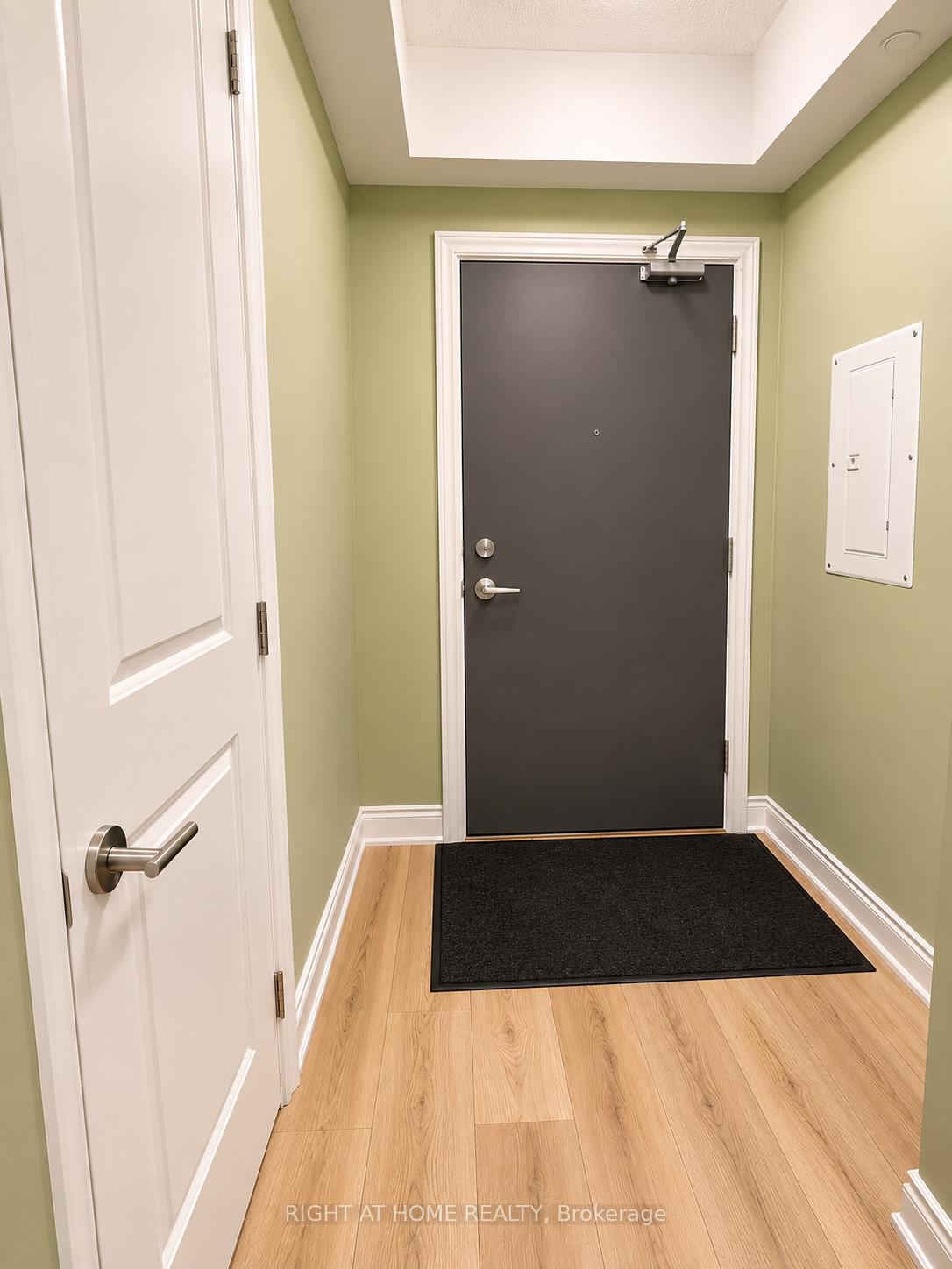 Photo 11 of Unit 1010, 9618 Yonge Street, Richmond Hill, Harding — HOMEH