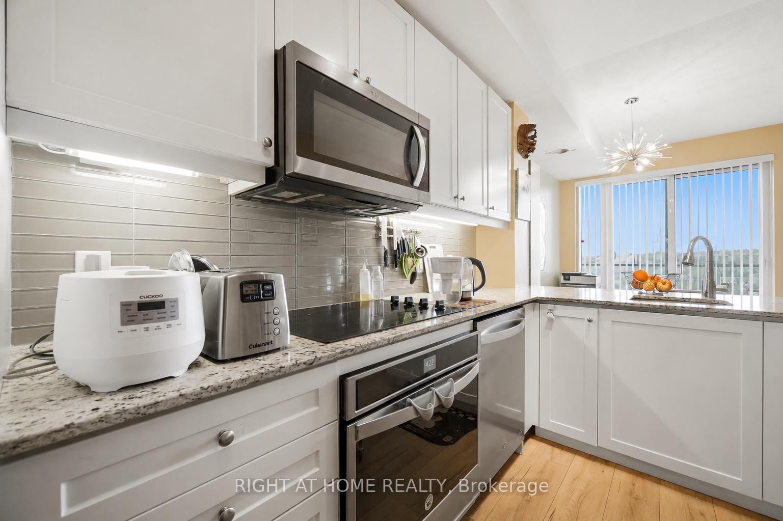 Photo 12 of Unit 1010, 9618 Yonge Street, Richmond Hill, Harding — HOMEH