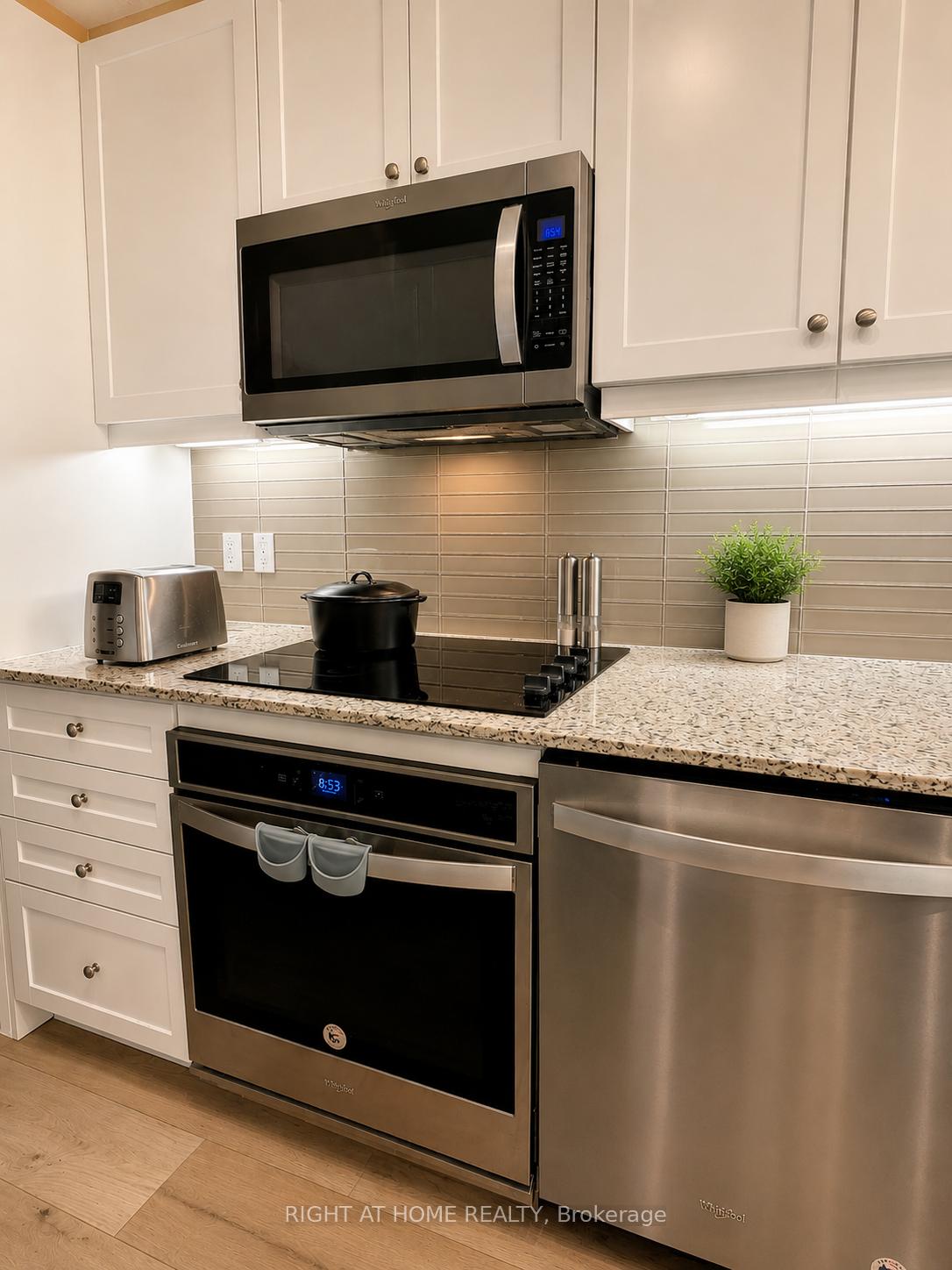 Photo 13 of Unit 1010, 9618 Yonge Street, Richmond Hill, Harding — HOMEH