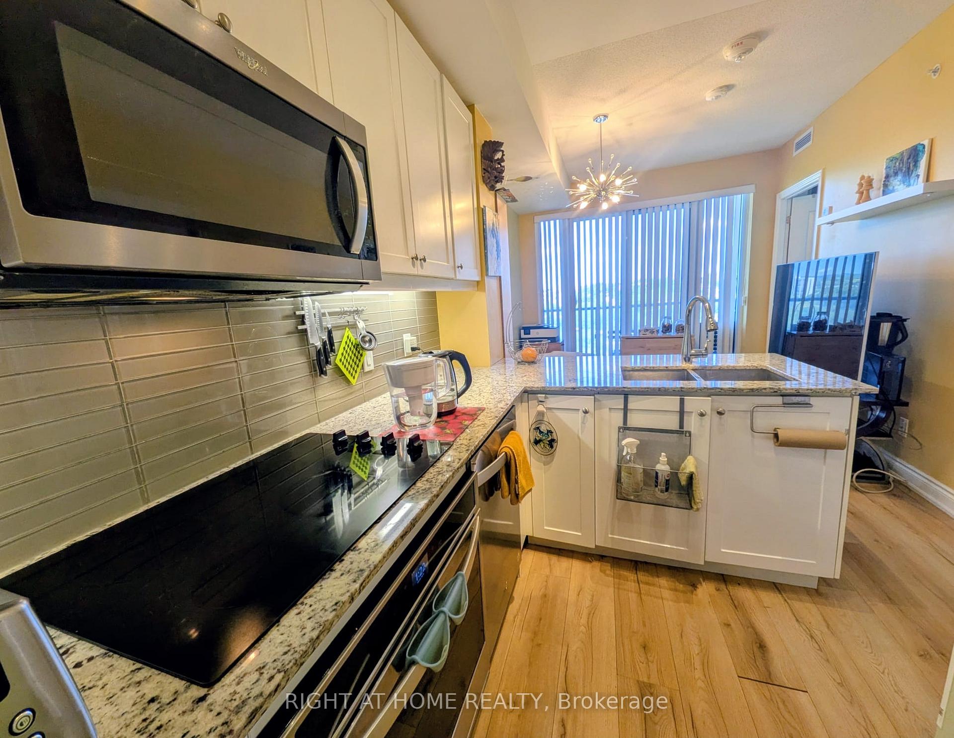Photo 16 of Unit 1010, 9618 Yonge Street, Richmond Hill, Harding — HOMEH