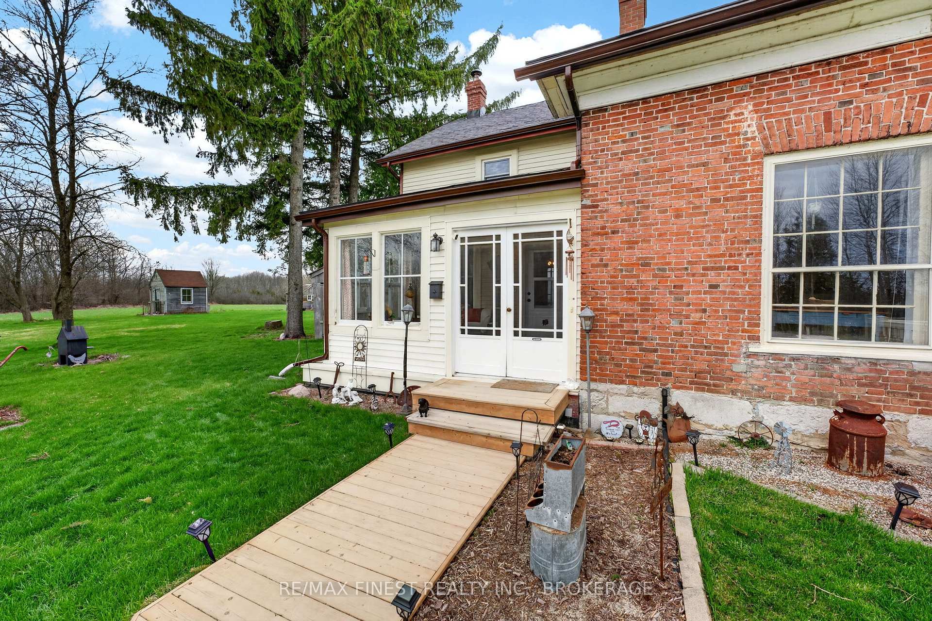 Photo 6 of 2173 Switzerville Road, Loyalist, Lennox and Addington - South — HOMEH