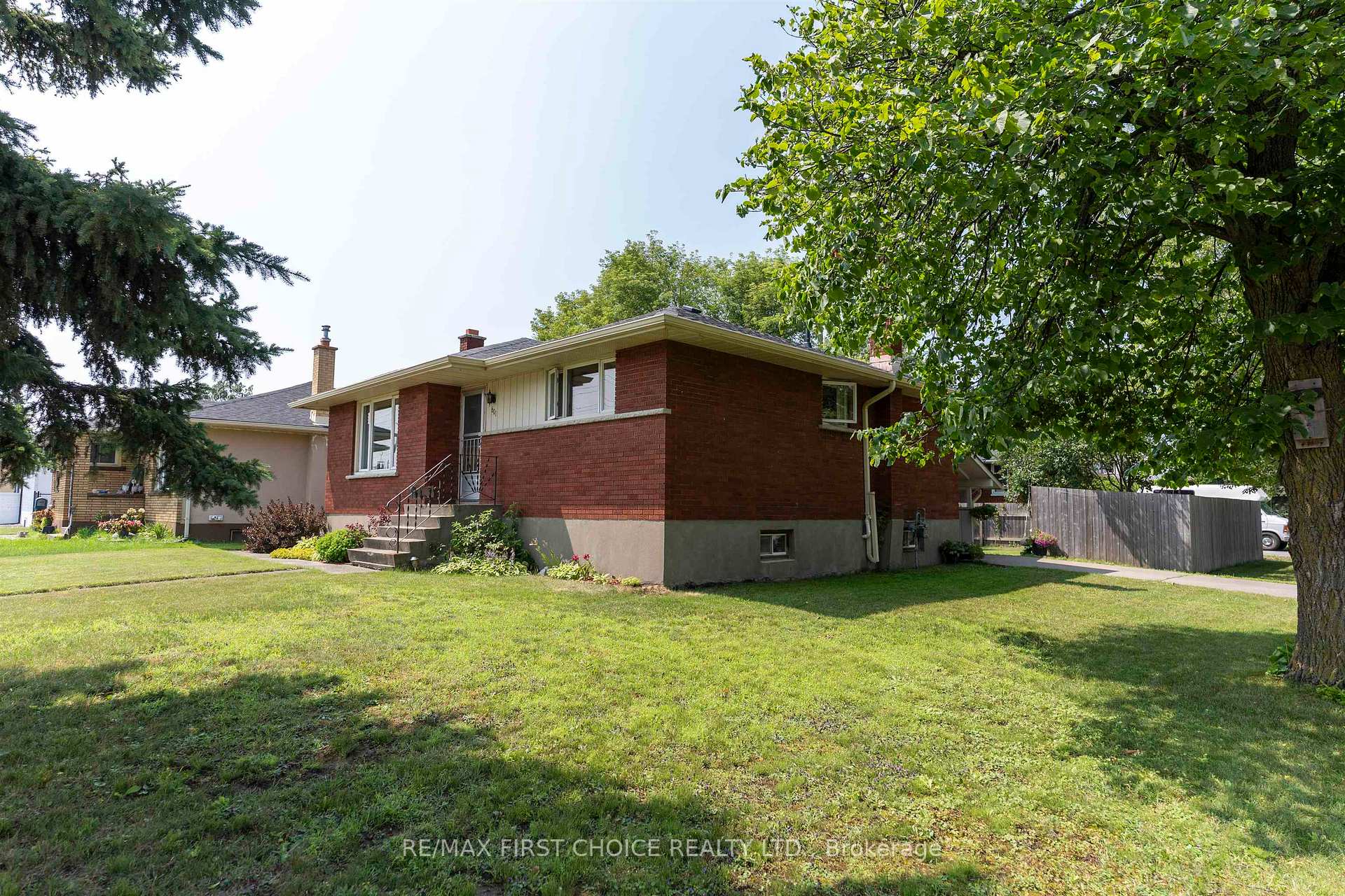 Photo 2 of 601 Edward Street S, Thunder Bay, Green Acres — HOMEH