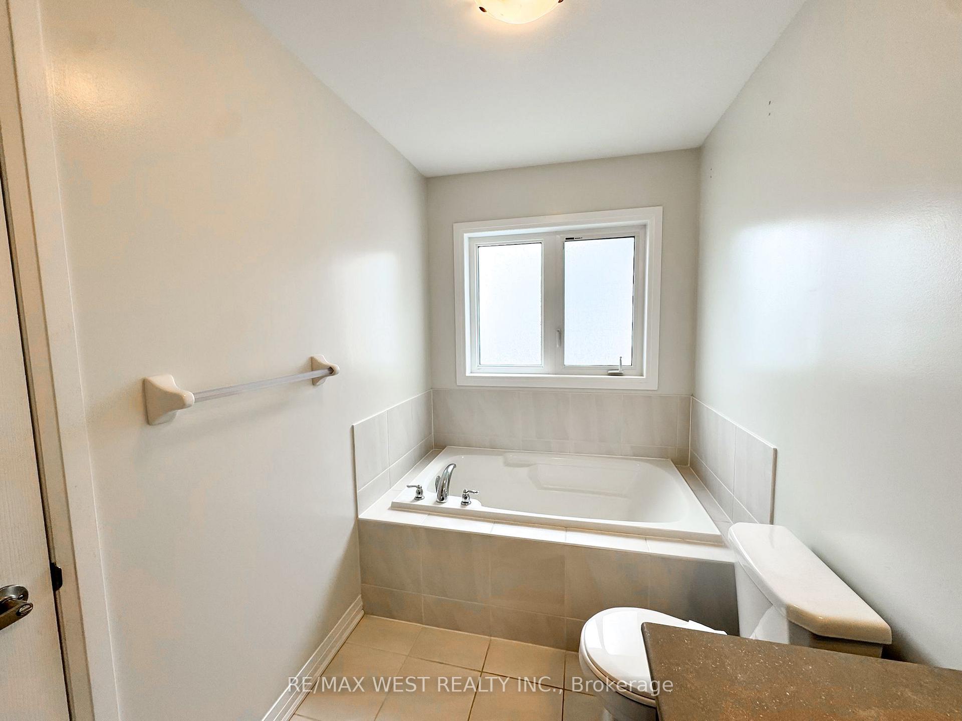 Photo 12 of 186 Parkinson Crescent, Orangeville — HOMEH