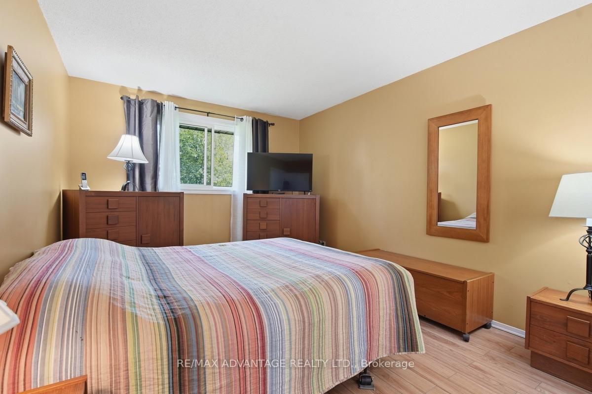 Photo 17 of 223 Ardsley Crescent, London, North I — HOMEH
