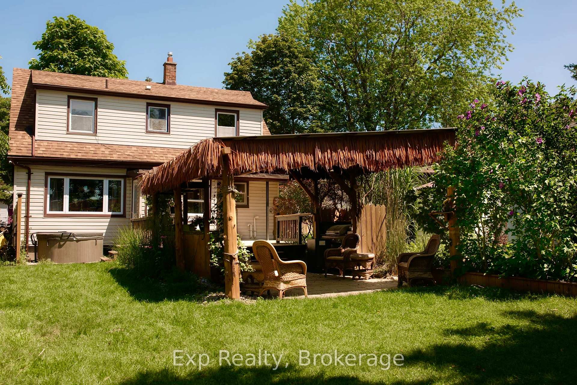 Front of 10 Valleyview Crescent