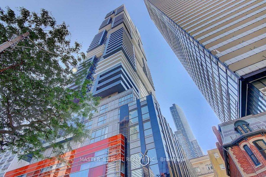 Front of Unit 5203, 7 Grenville Street W