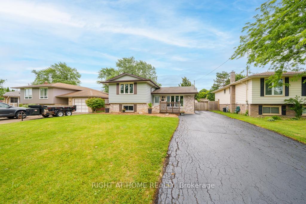 Photo 2 of 8 Acadia Crescent, St. Catharines, Secord Woods — HOMEH