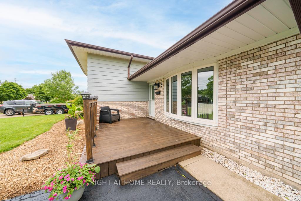 Photo 3 of 8 Acadia Crescent, St. Catharines, Secord Woods — HOMEH