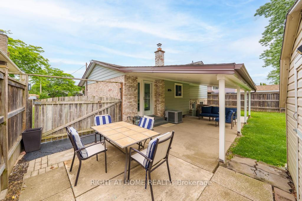 Photo 41 of 8 Acadia Crescent, St. Catharines, Secord Woods — HOMEH