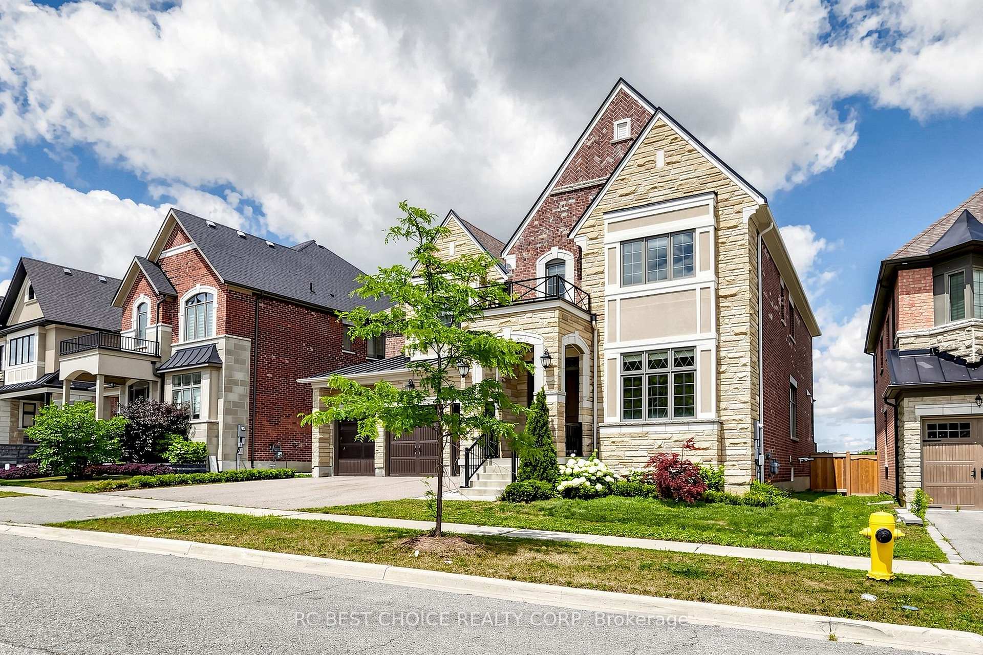 Photo 2 of 10 Ridgepoint Road, Vaughan, Kleinburg — HOMEH