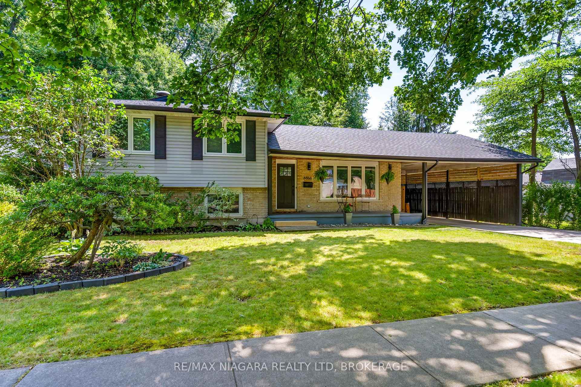 Photo 2 of 6866 Dellpark Drive, Niagara Falls, Stamford — HOMEH