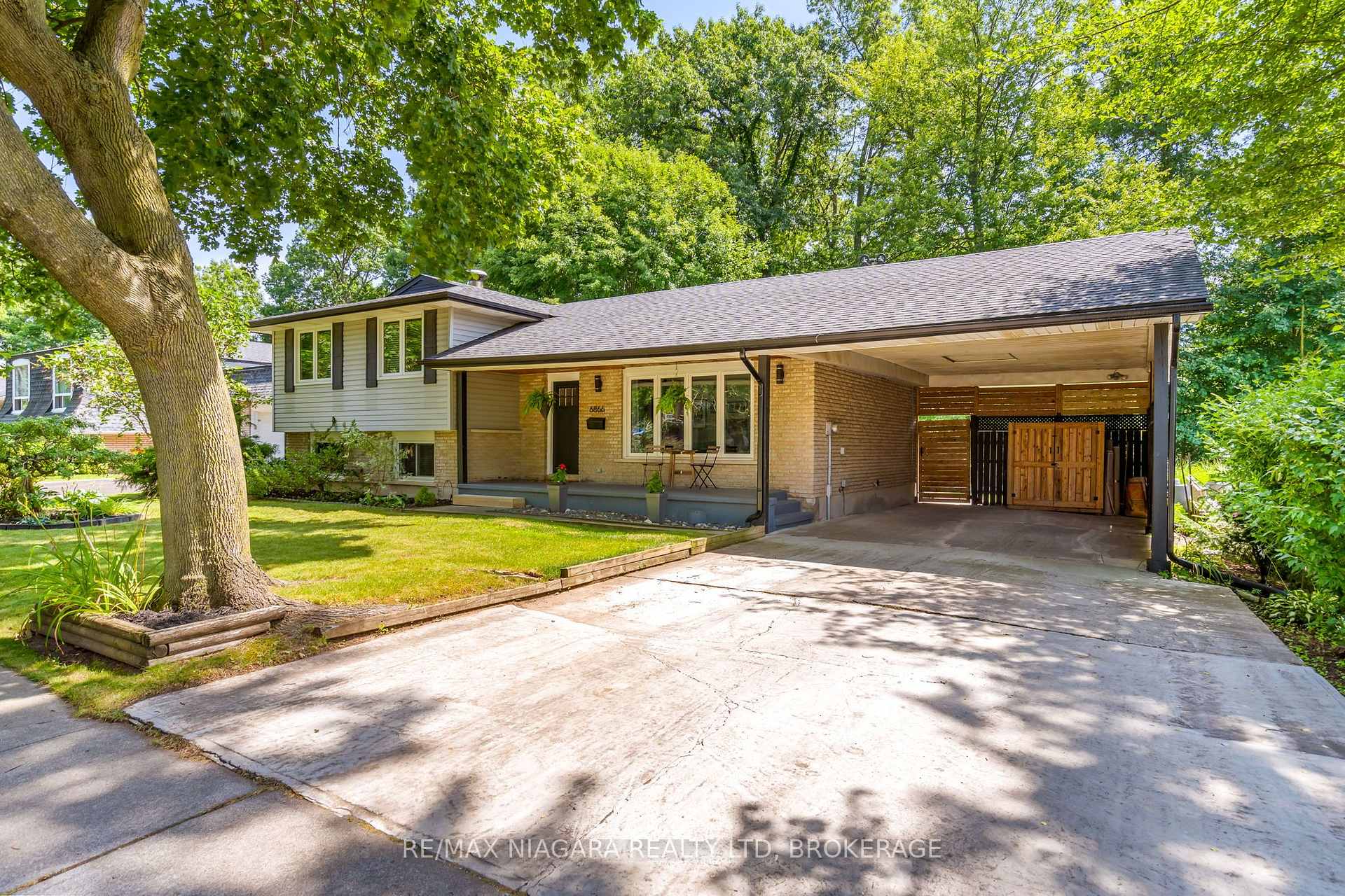 Photo 3 of 6866 Dellpark Drive, Niagara Falls, Stamford — HOMEH