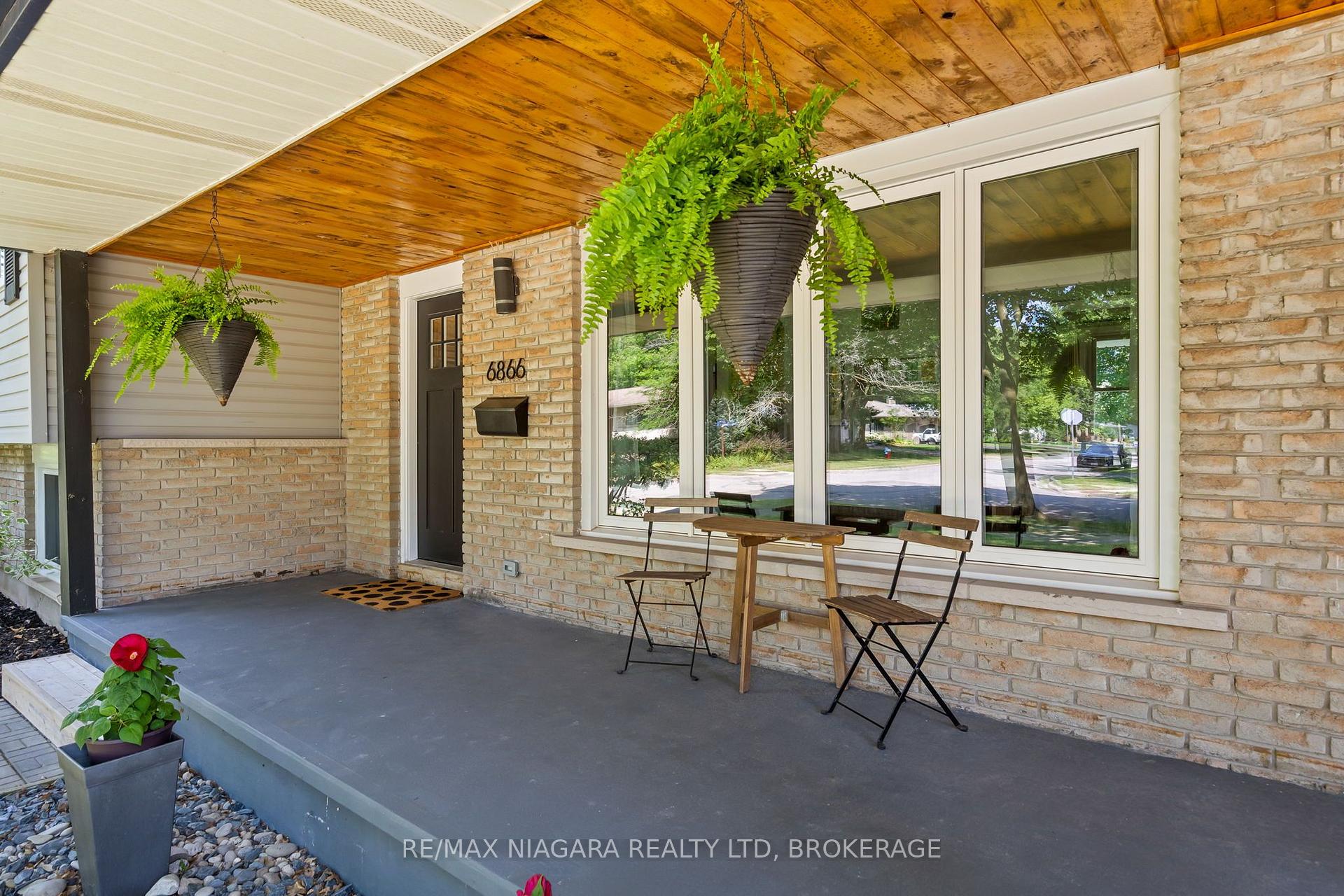 Photo 4 of 6866 Dellpark Drive, Niagara Falls, Stamford — HOMEH
