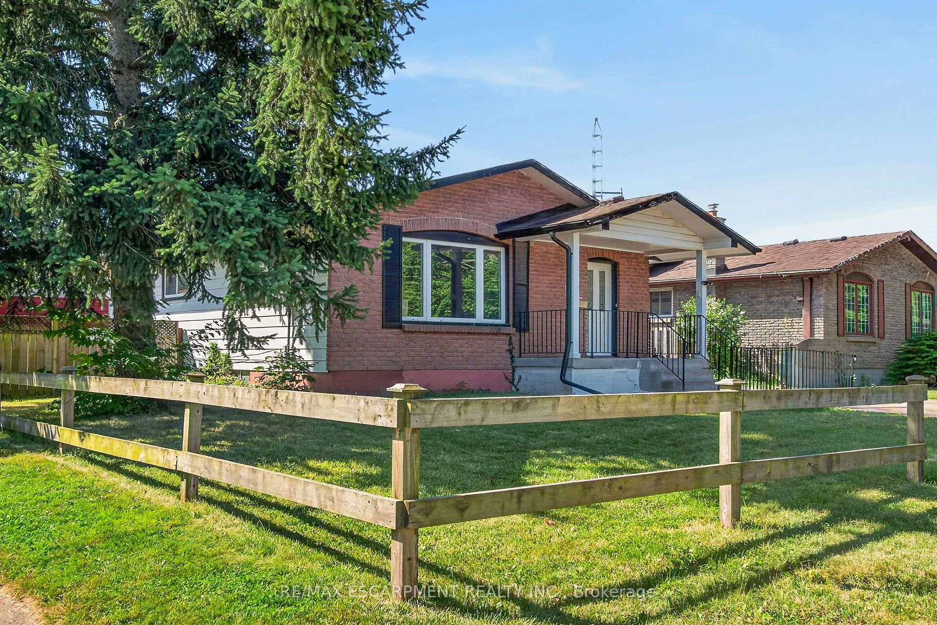 Photo 2 of 10 Tracey Road, St. Catharines, Vine/Linwell — HOMEH