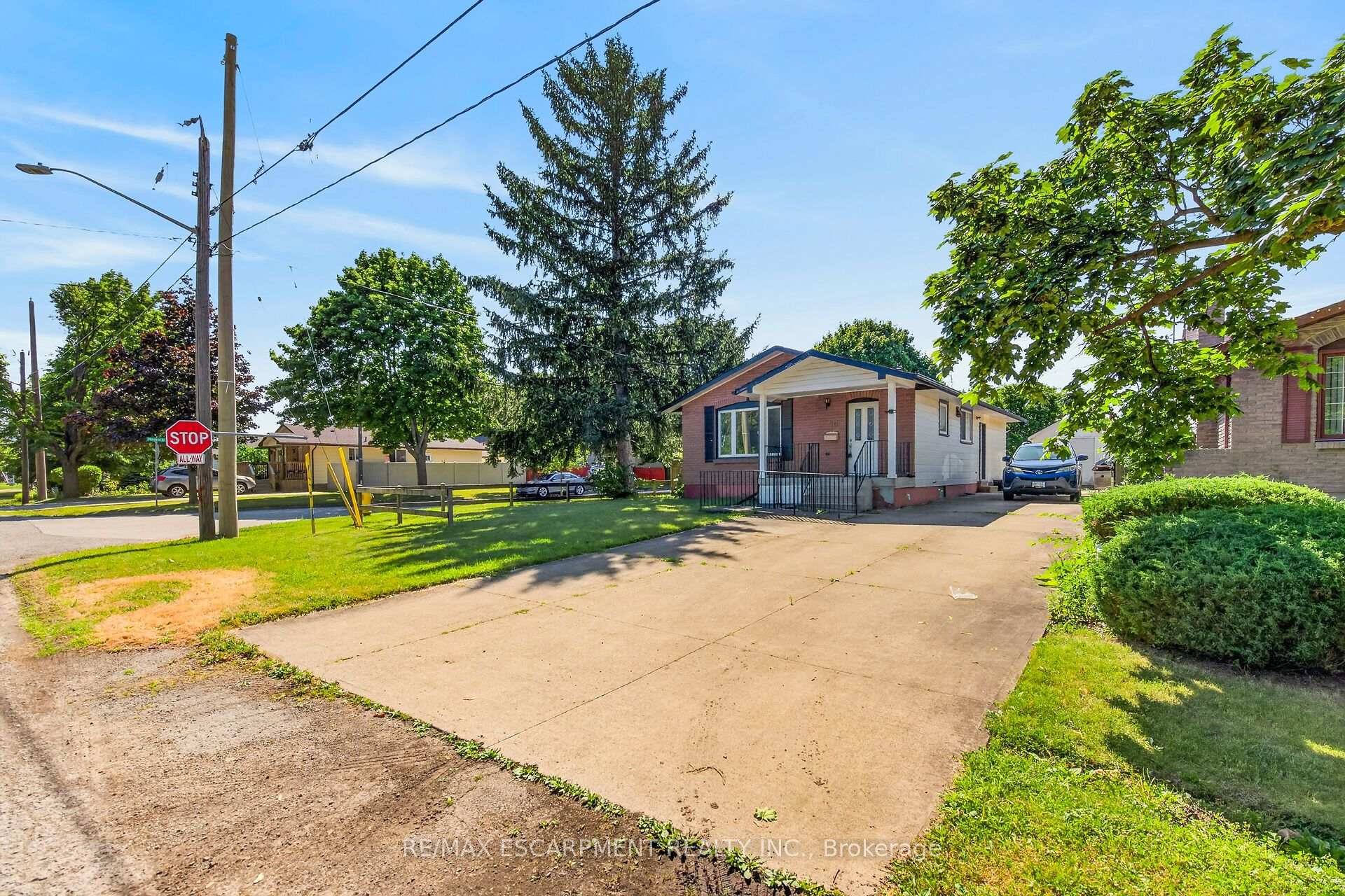 Photo 3 of 10 Tracey Road, St. Catharines, Vine/Linwell — HOMEH