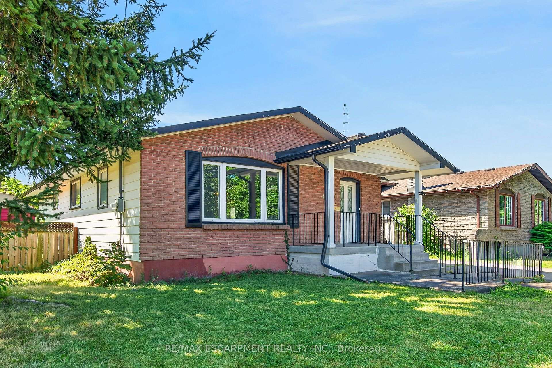 Photo 4 of 10 Tracey Road, St. Catharines, Vine/Linwell — HOMEH
