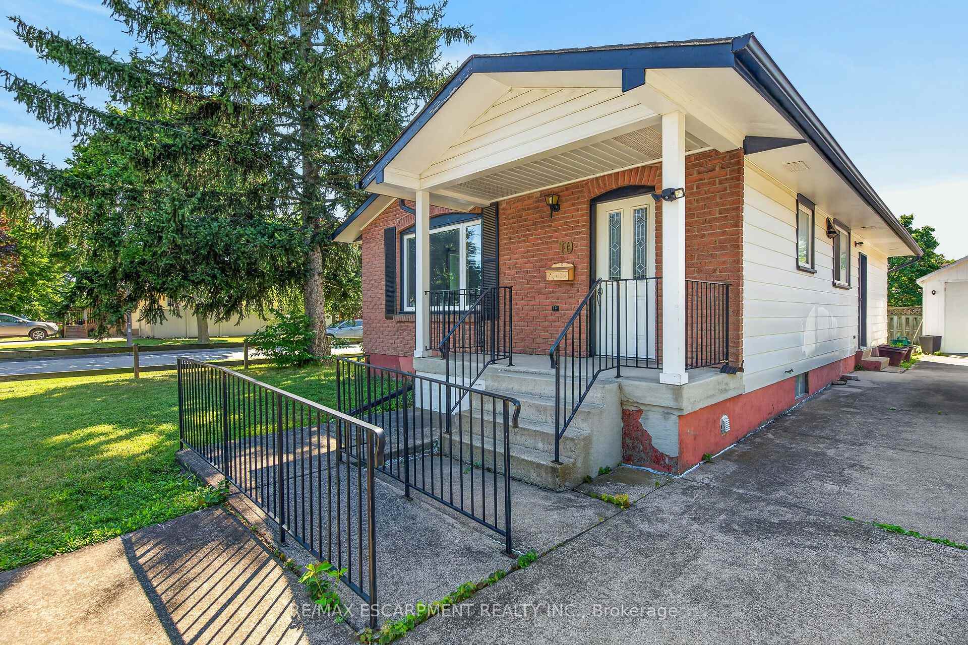 Photo 5 of 10 Tracey Road, St. Catharines, Vine/Linwell — HOMEH