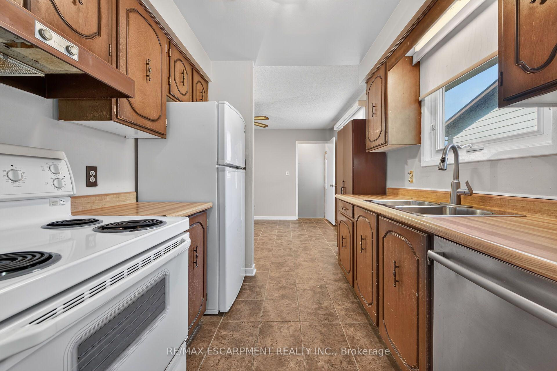 Photo 11 of 10 Tracey Road, St. Catharines, Vine/Linwell — HOMEH