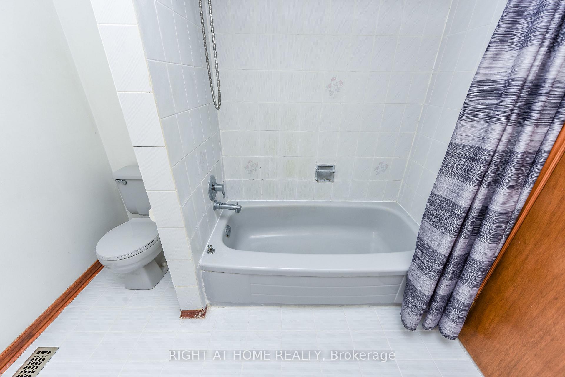 Photo 13 of 63 Pennsylvania Avenue, Brampton, Fletcher's Creek South — HOMEH